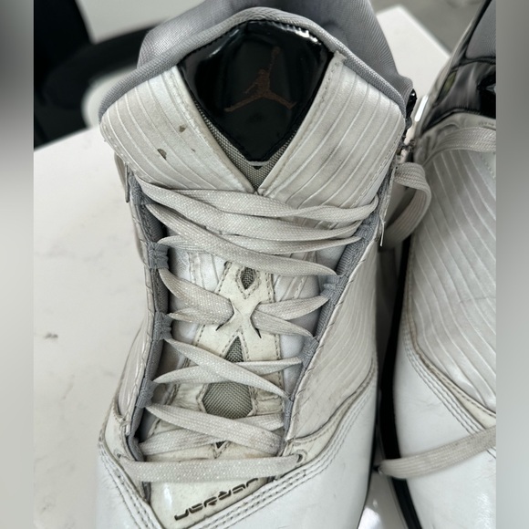 Original Jordan throwbacks. Used Great wearing condition - Picture 13 of 15